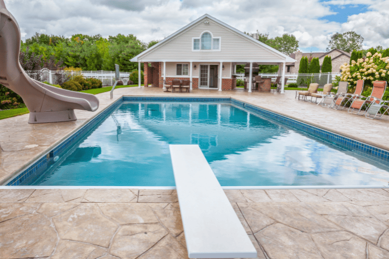 ברכת בטון - מדוע בטיחותי יותר לבנות בריכה מובנית באדמה מבטון בגינה?